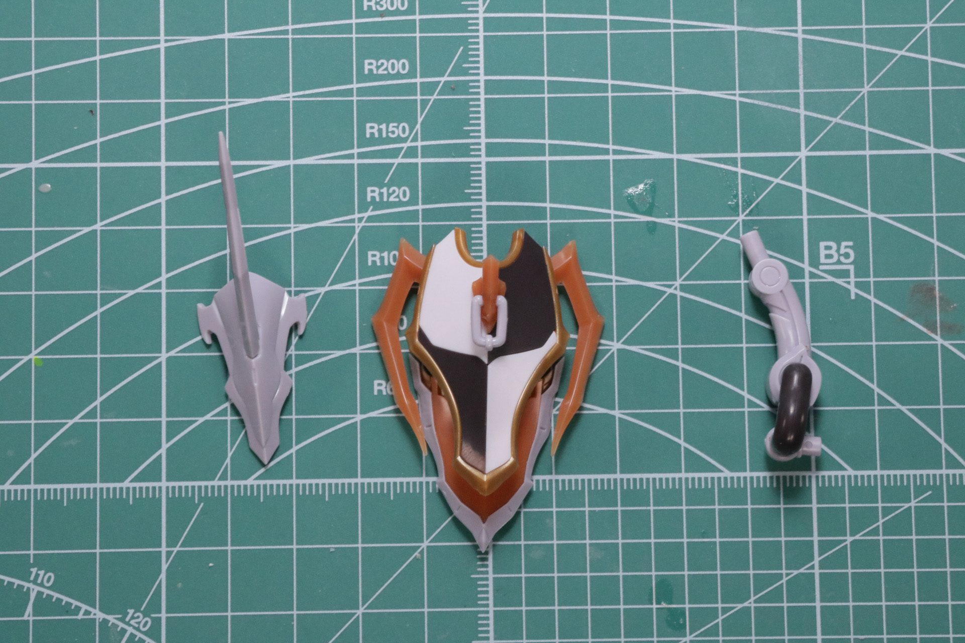 シールドとアームパーツを組み立て