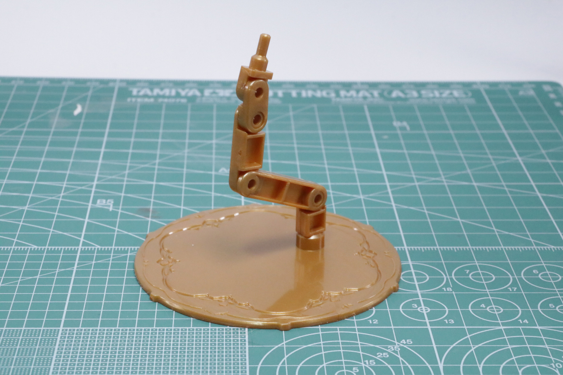 専用台座は根本と支柱に4つの可動部がある