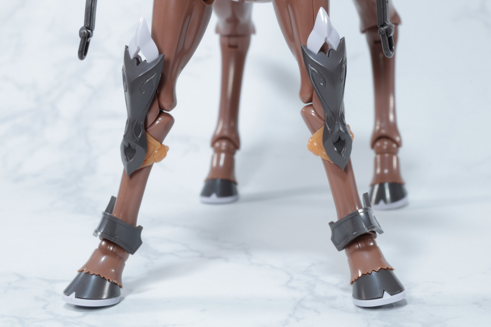 前脚には脛あてが装備されている