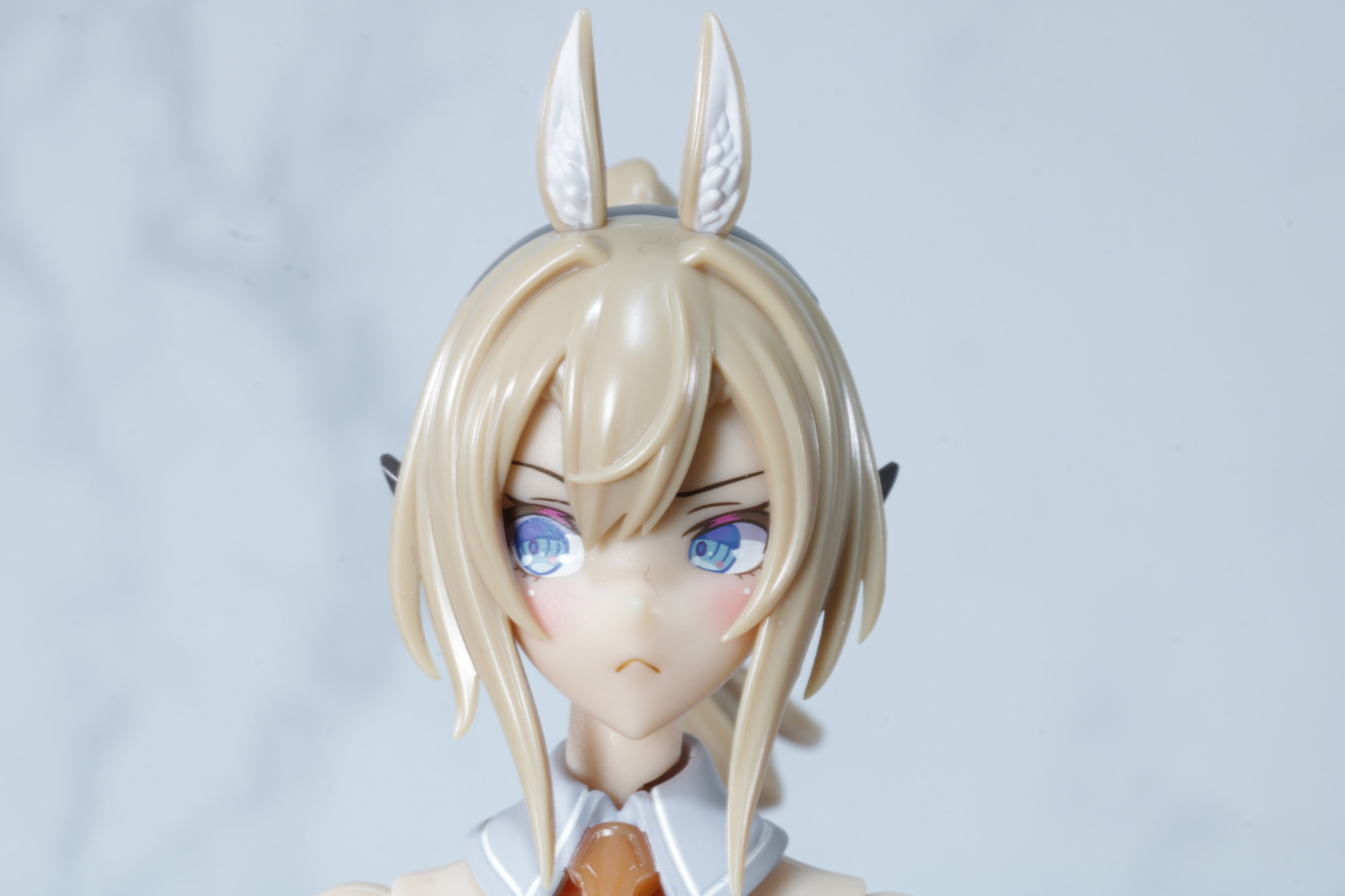 いぶかしむような表情