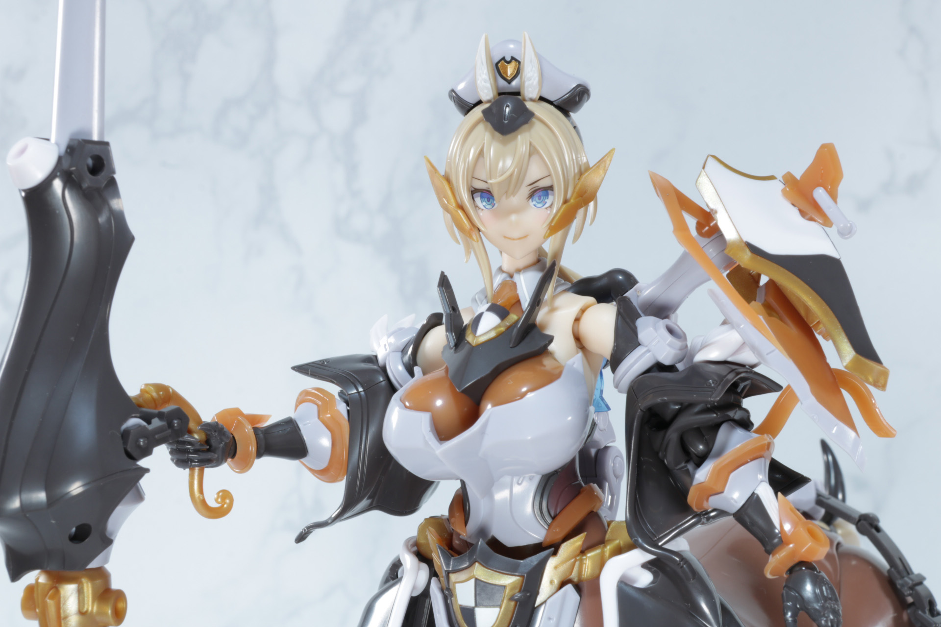 特に上半身は密度の高いデザイン