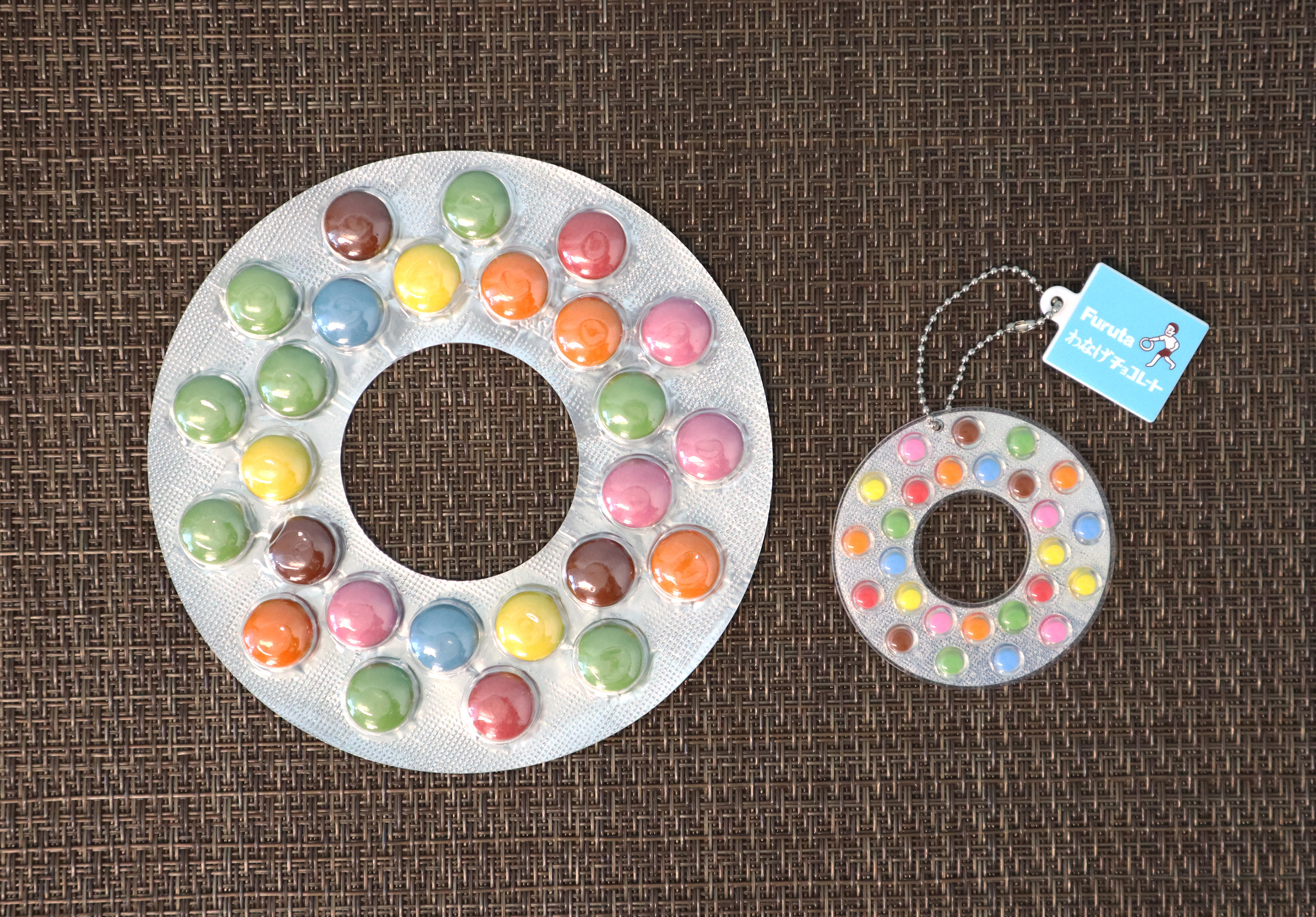 （左）実際の「わなげチョコレート」/（右）本商品