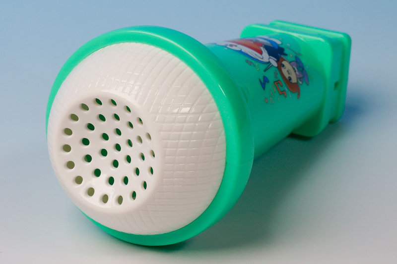 マイクには内部に音が通りやすいように複数の穴が開けられている