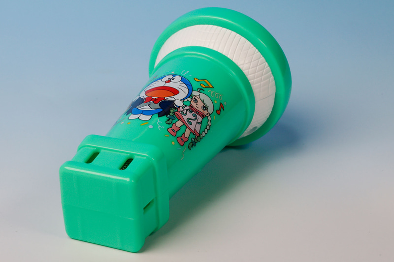 マイクの底面は平らなので立てて置きやすい