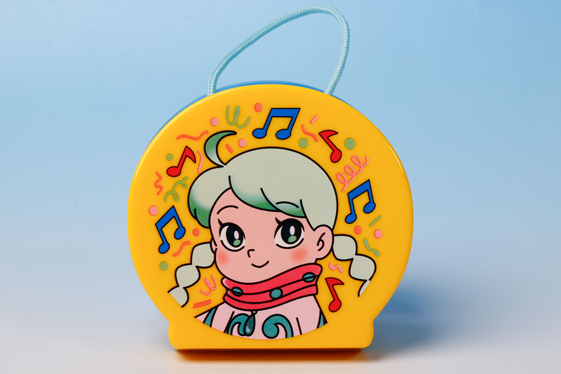 背面側には映画に登場するムシーカ星人のミッカが描かれている