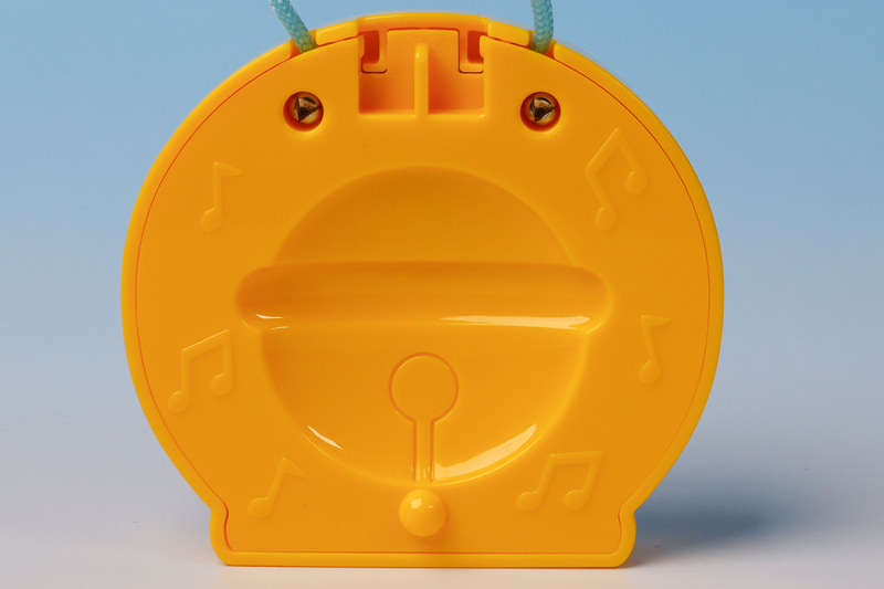 こちらはカスタネットのドラえもんが描かれている部分をはずしたところ。鈴をモチーフに音符がデザインされているのがわかる