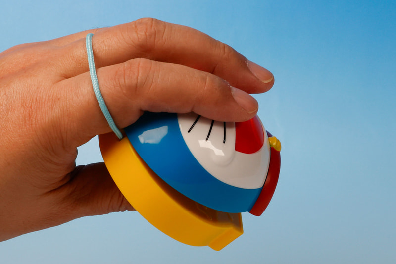 ストラップが付いているので、片手でも演奏しやすい