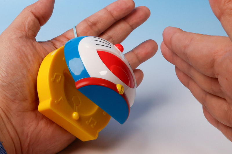 もちろん、両手を使った演奏も可能だ