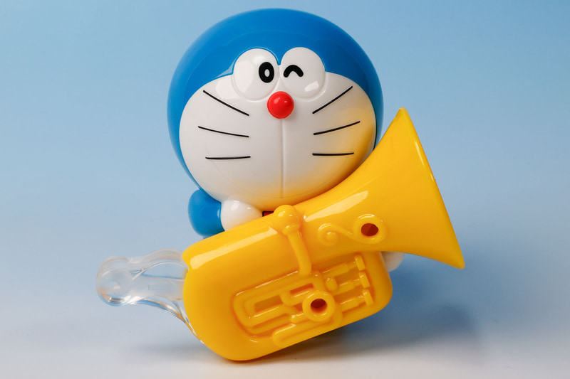 ドラえもんがチューバを抱えているようなスタイルになっている