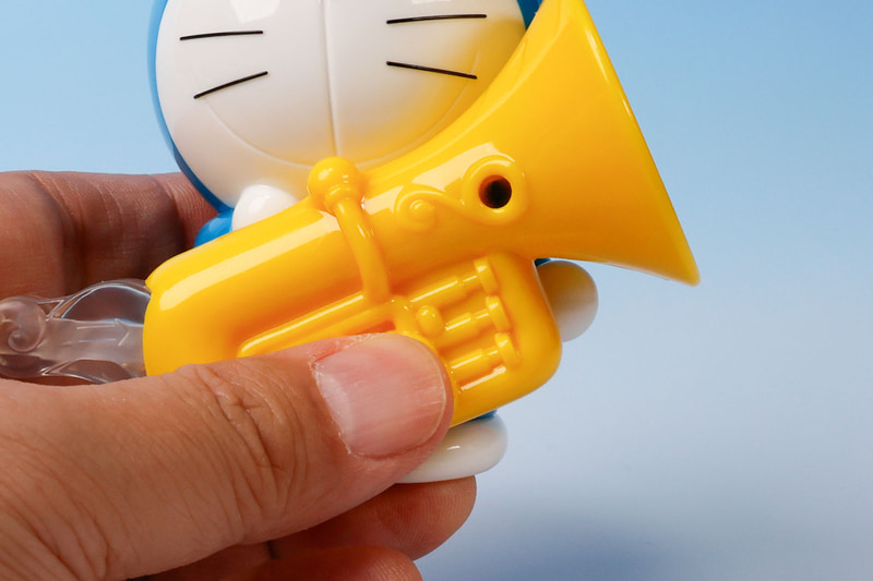 チューバの穴を押さえて音色を変化させよう