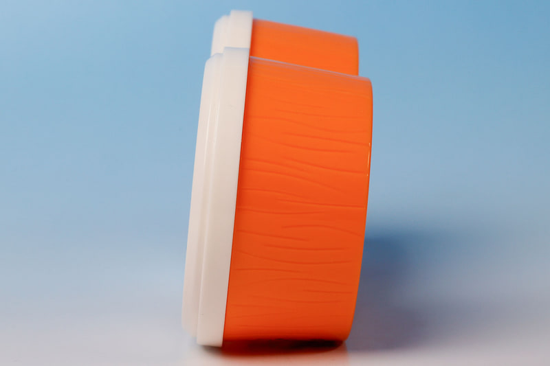 オレンジ色の部分には木目のようなデザインが施されている