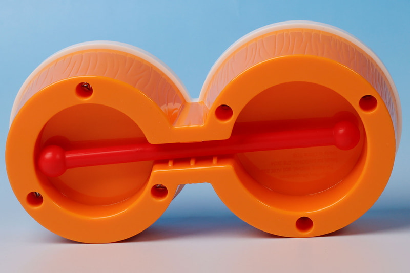 底面にはバチが取り付けられている