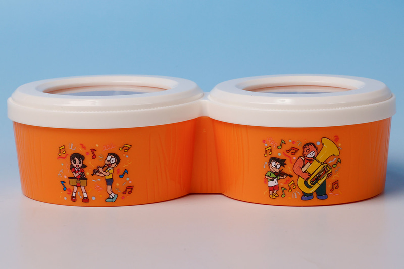 側面にもしずかちゃんやのび太、スネ夫にジャイアンが楽器を演奏しているシーンが描かれている