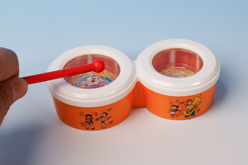 付属しているバチを使って、太鼓のように叩いて遊ぶこともできる