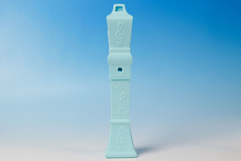 背面には音符がデザインされている