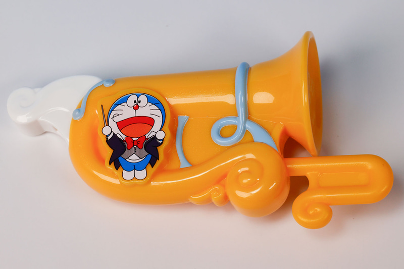 側面には指揮者になりきったドラえもんの姿が描かれている