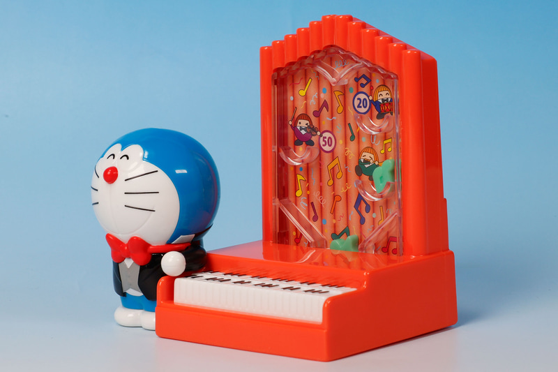 アミューズメント施設のゲーム機のような派手な見た目だ