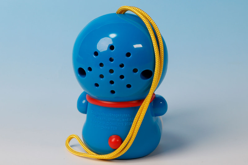 後頭部には、音が聞こえるように穴が開けられている