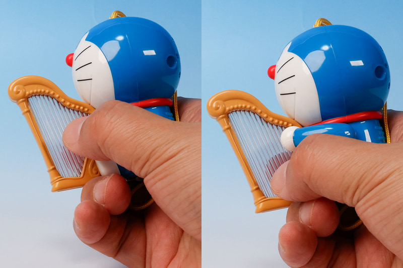 ドラえもんの腕を弾くと、鈴の音が鳴る