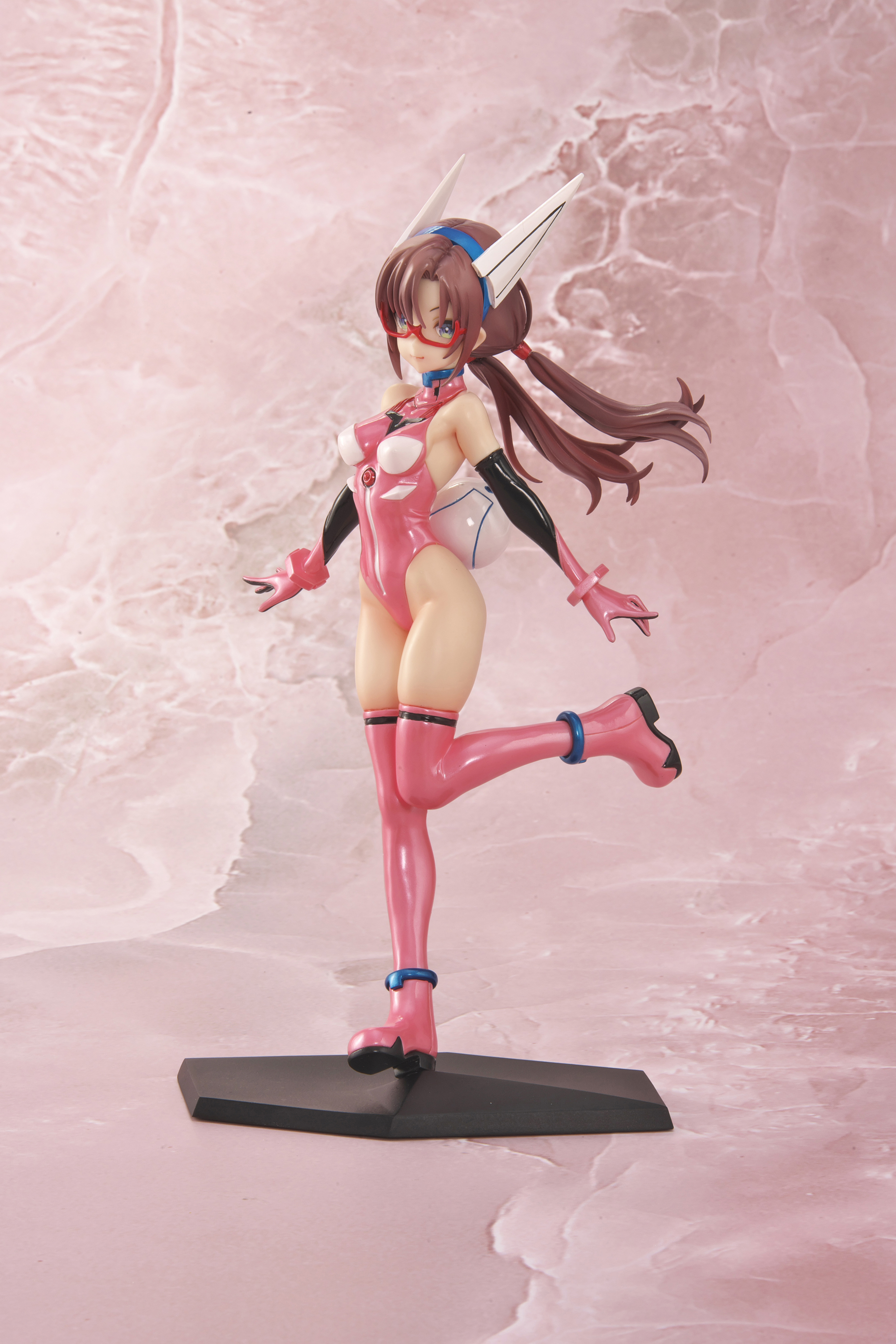 商品は未塗装、ライトベージュとホワイトの2種類発売