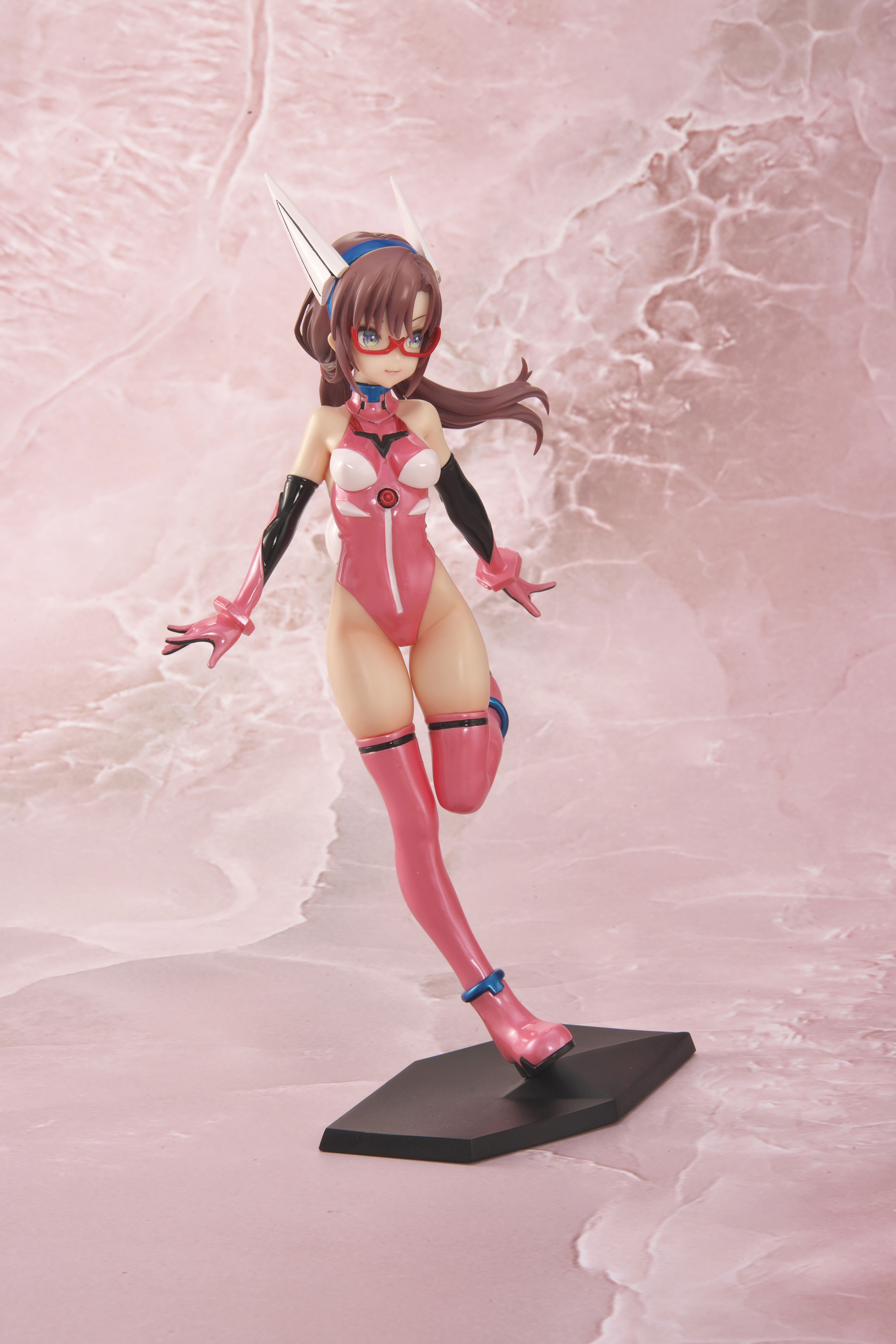 商品は未塗装、ライトベージュとホワイトの2種類発売