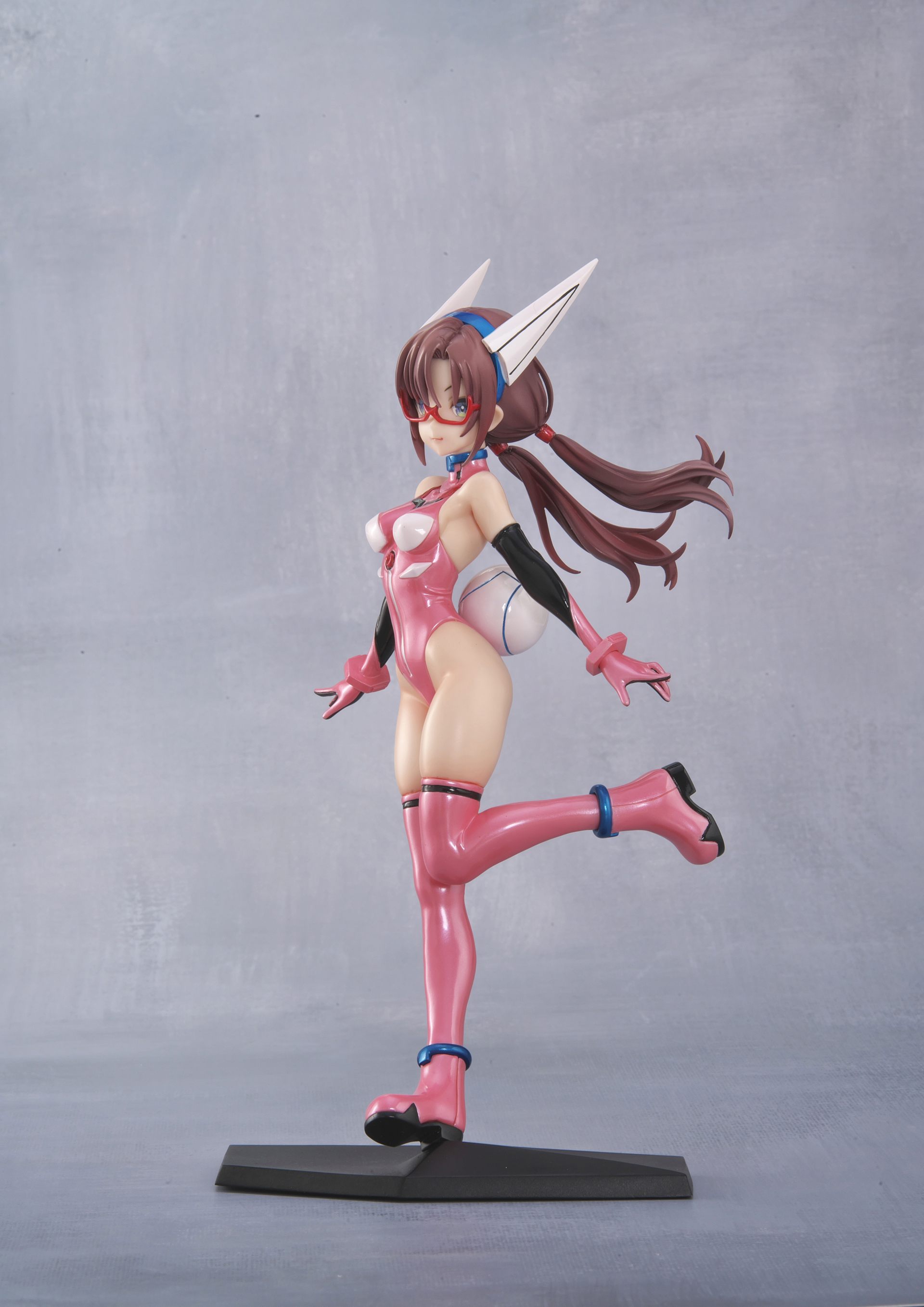 商品は未塗装、ライトベージュとホワイトの2種類発売