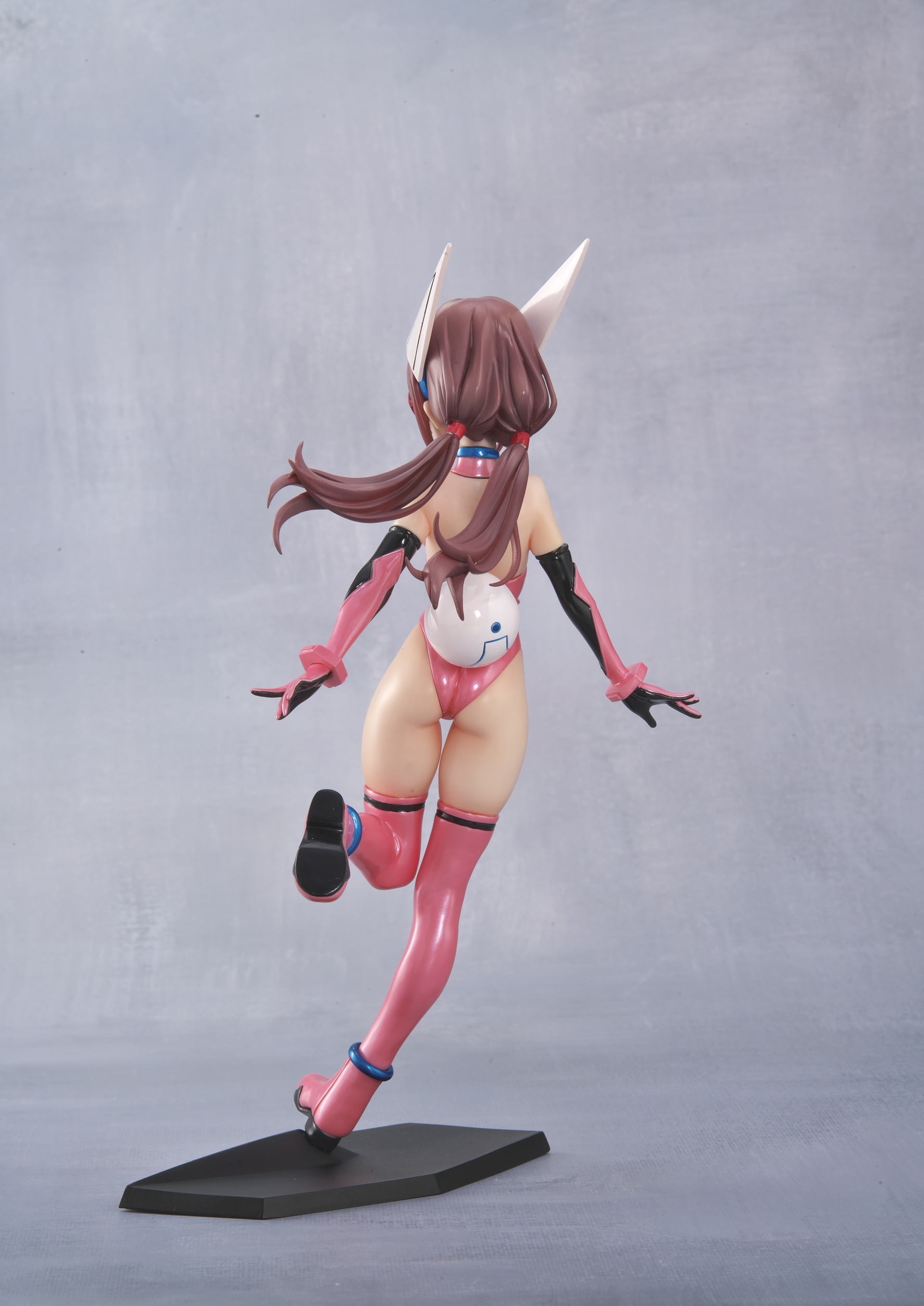 商品は未塗装、ライトベージュとホワイトの2種類発売