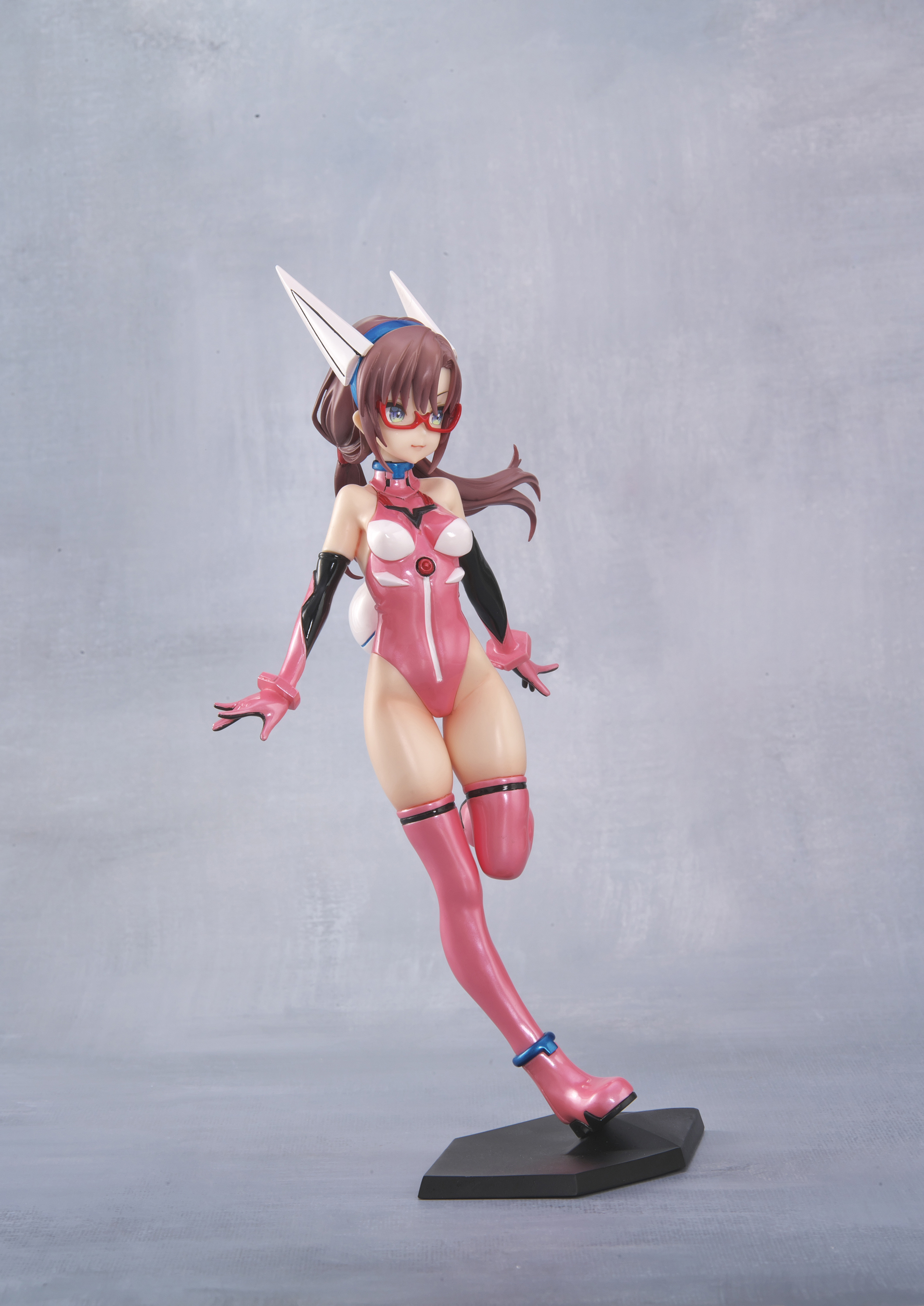 商品は未塗装、ライトベージュとホワイトの2種類発売