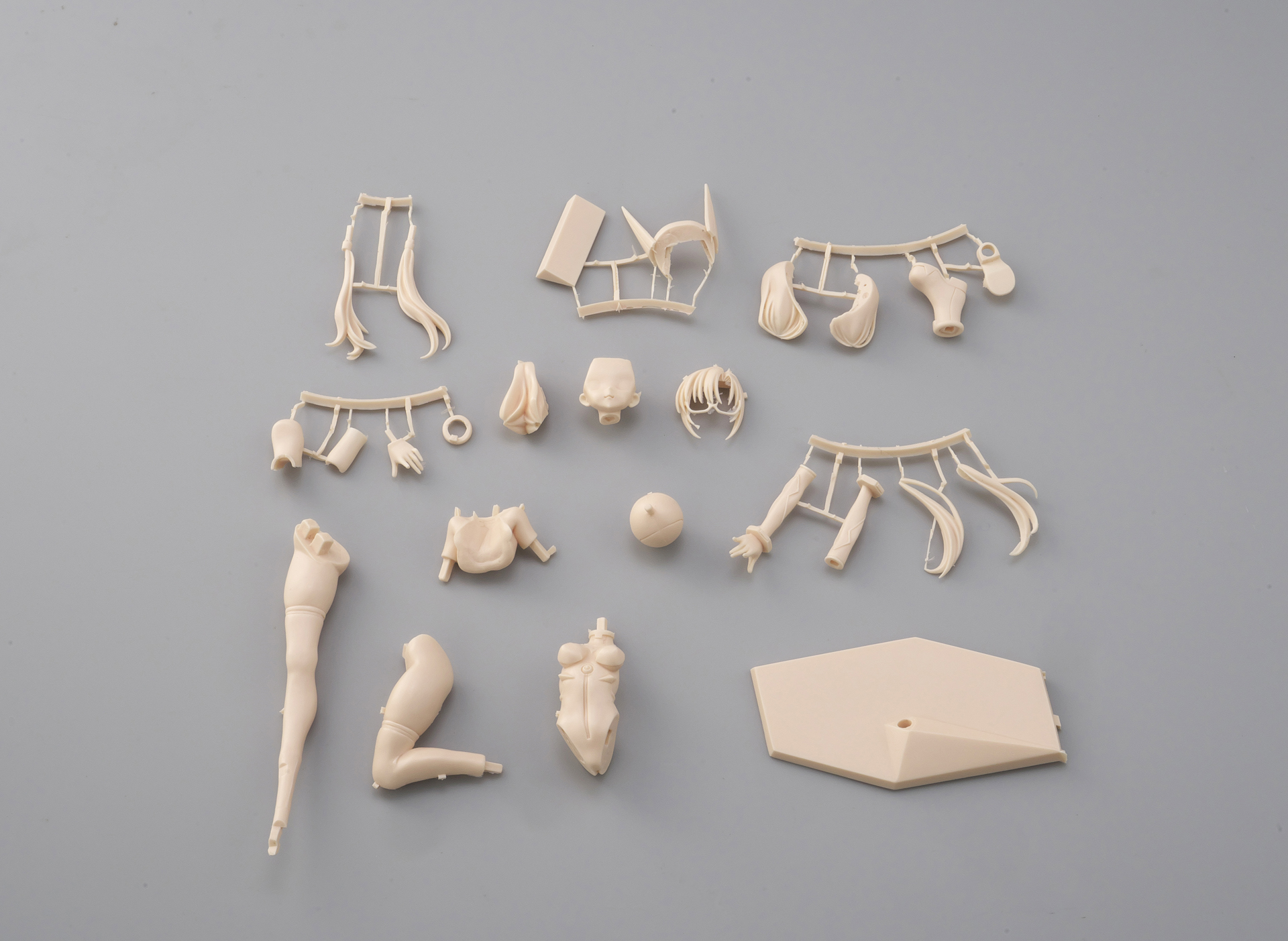 商品は未塗装、ライトベージュとホワイトの2種類発売