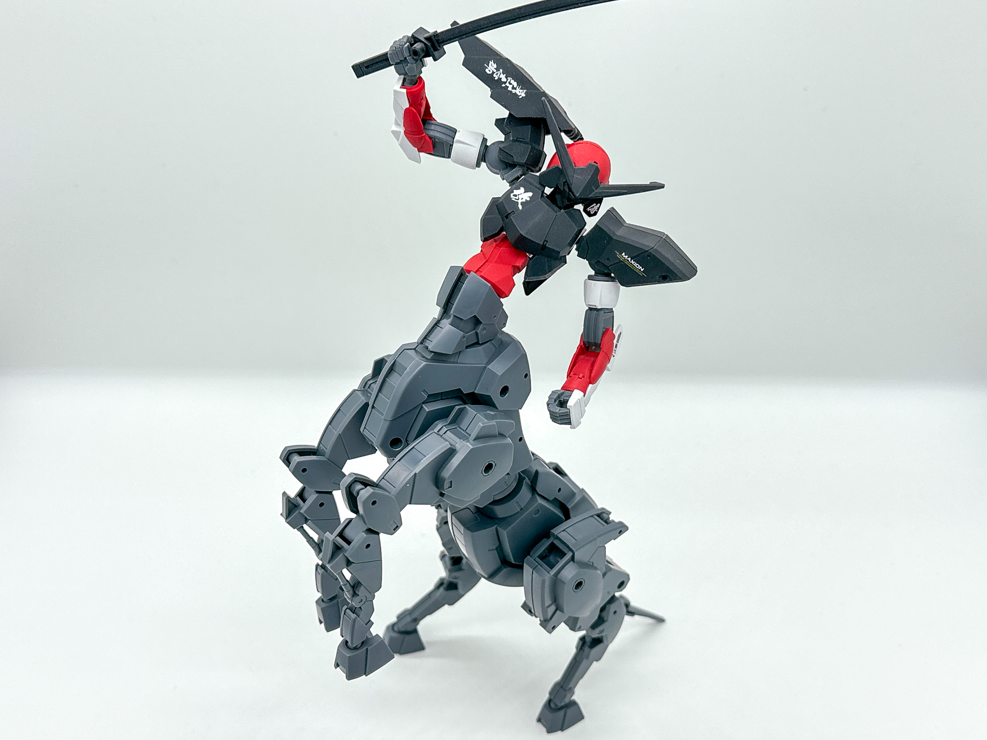 ホースメカをエグザマクスの下半身として合体させればケンタウロスのような姿を表現できます。