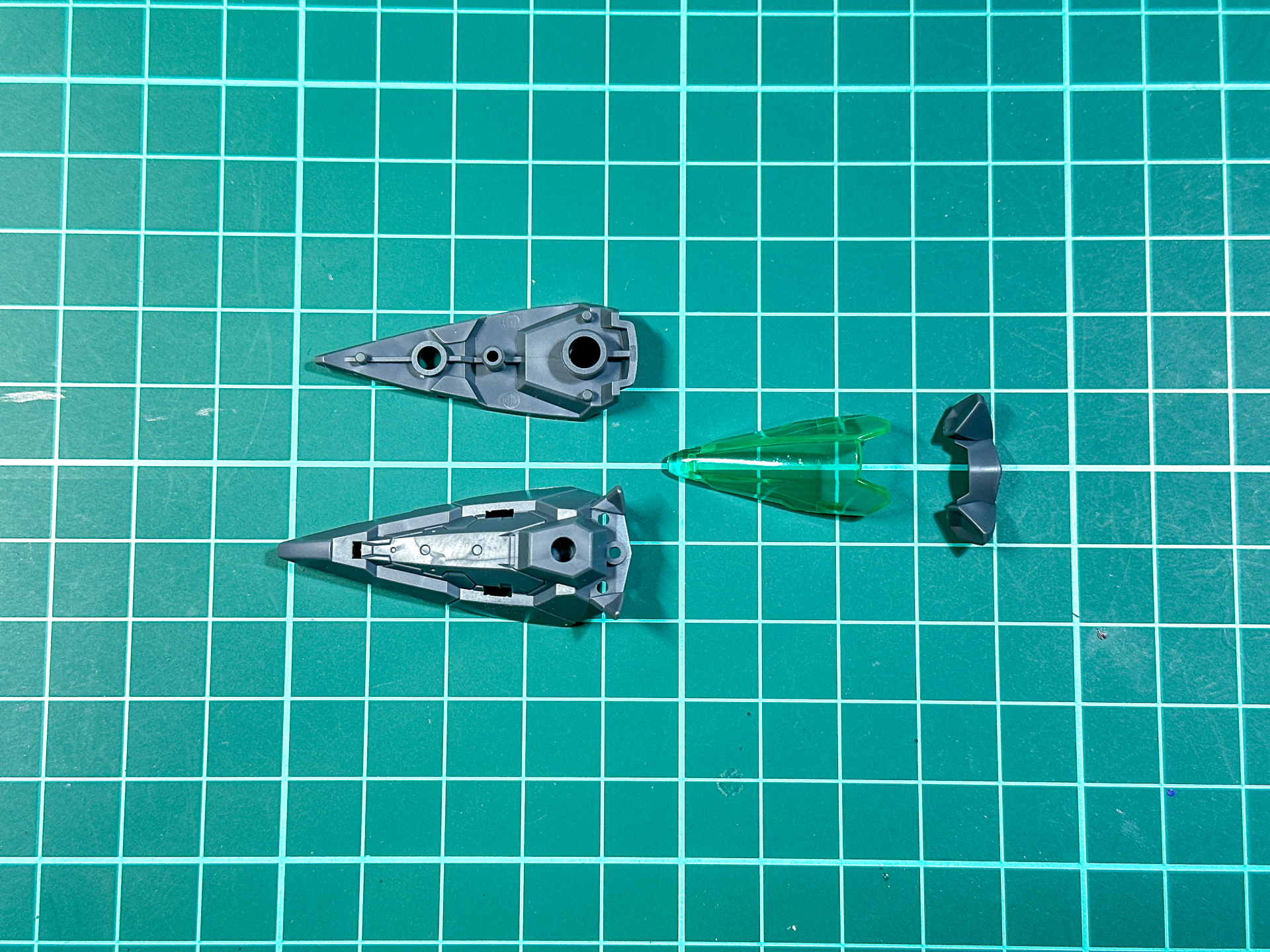 頭部は4パーツにて構成されています。