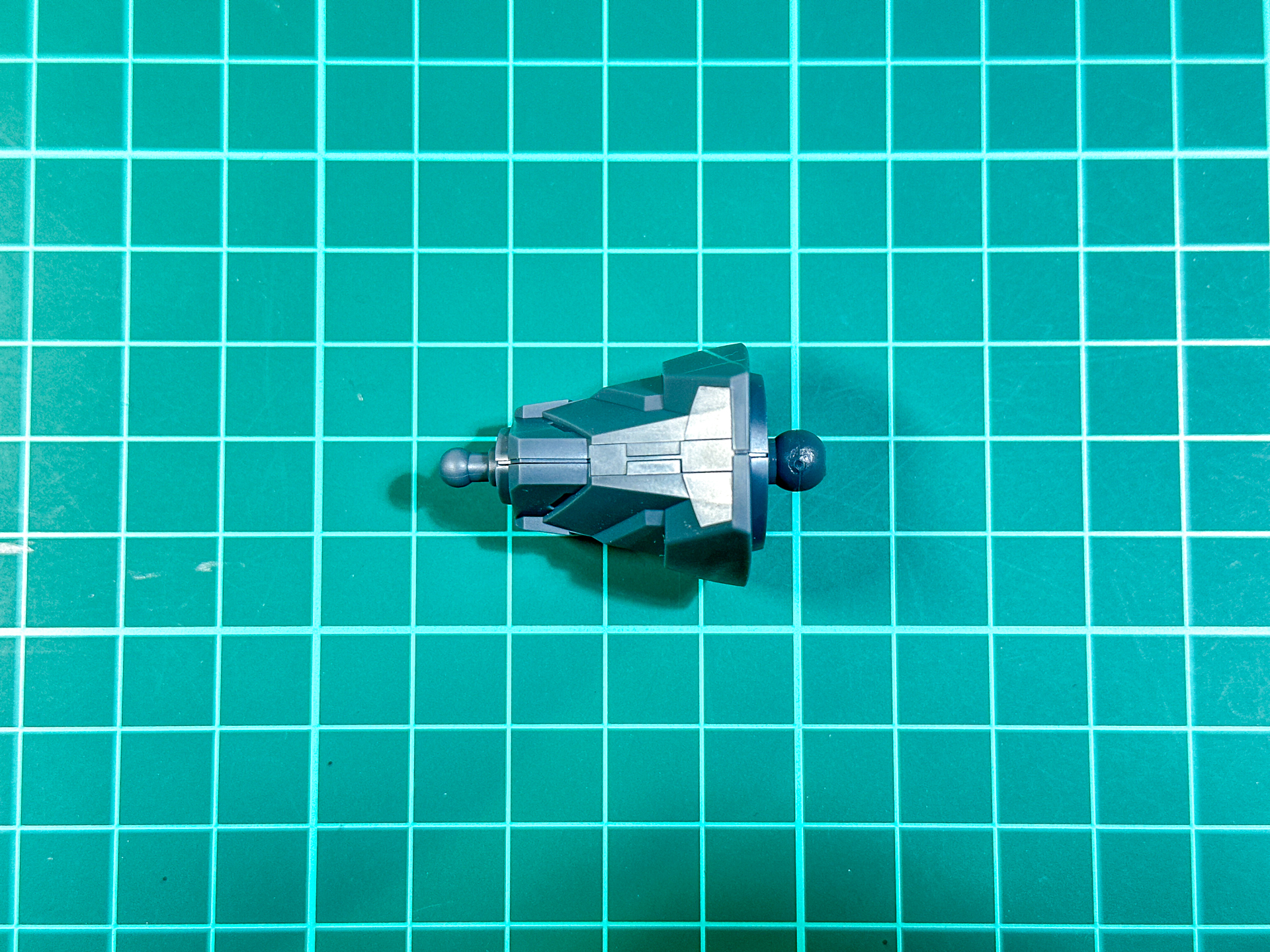 人型にはなく太ましい、どっしりした造形となっています。