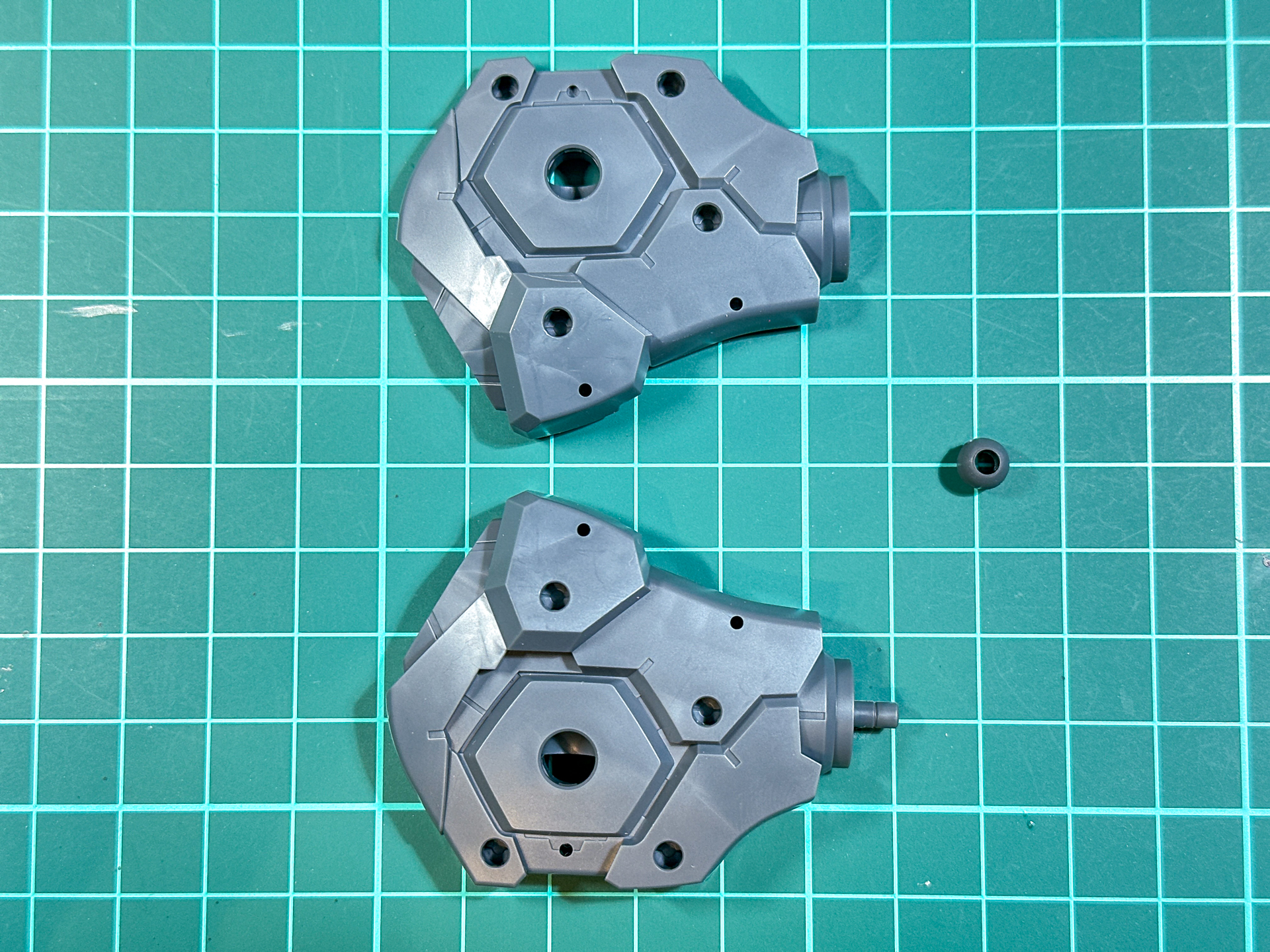 胸部は全3パーツにて構成されています。