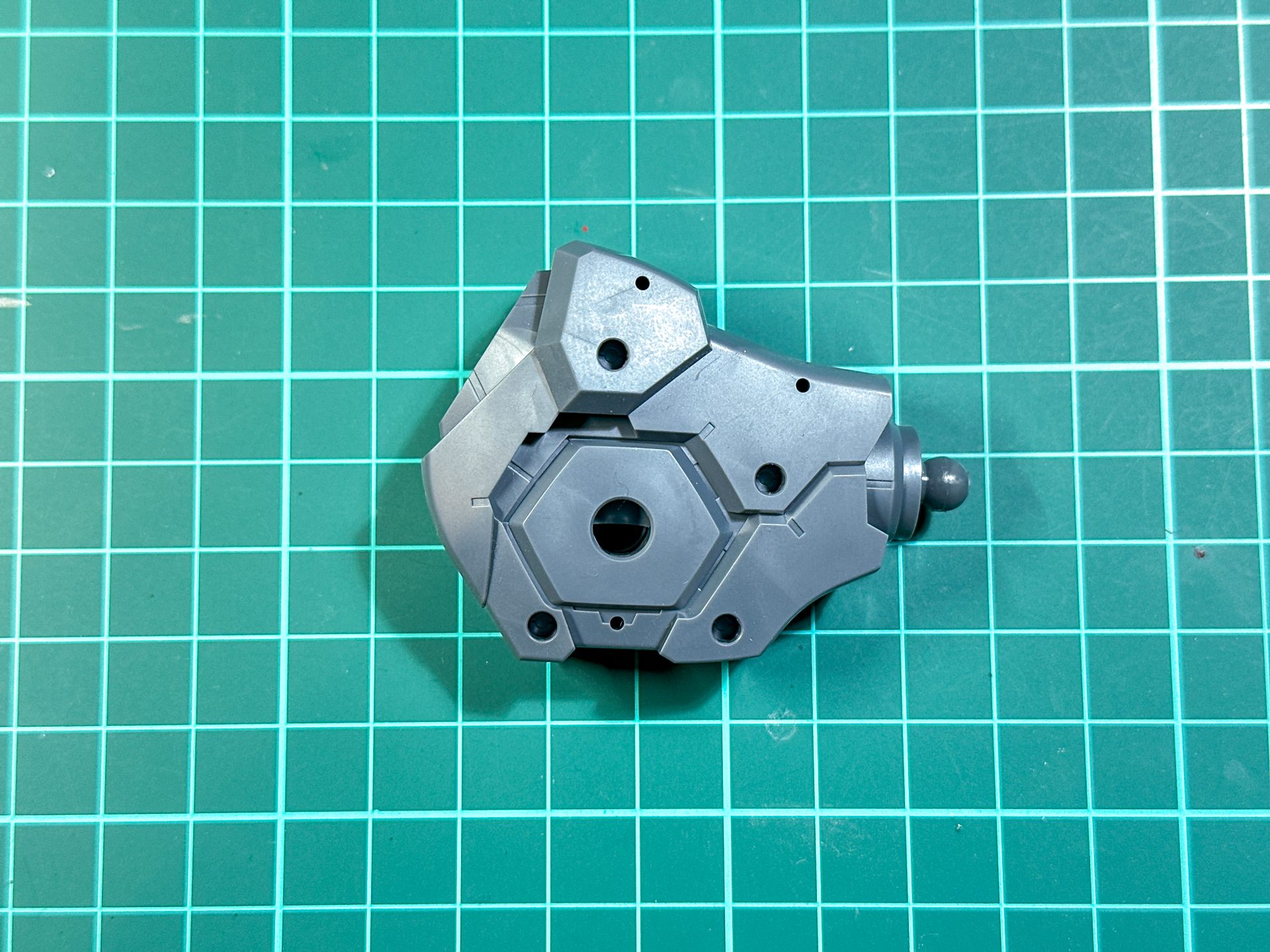 胸部には前脚とのジョイント以外にも複数のジョイントがあります。