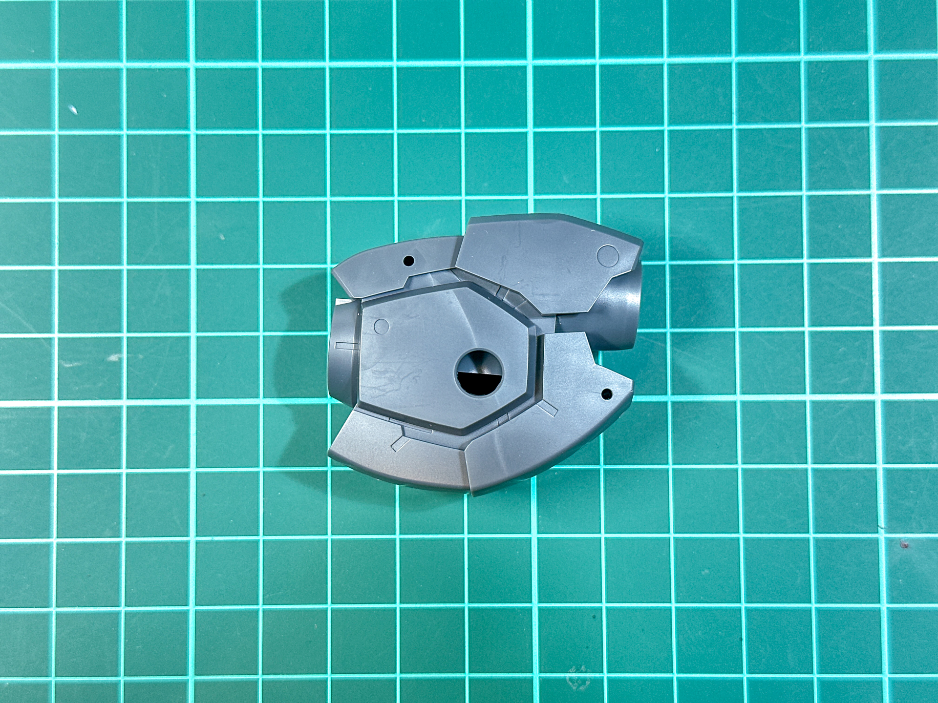 腰部の尾部との接続部はスラスターノズルともとらえられる形状となっています。