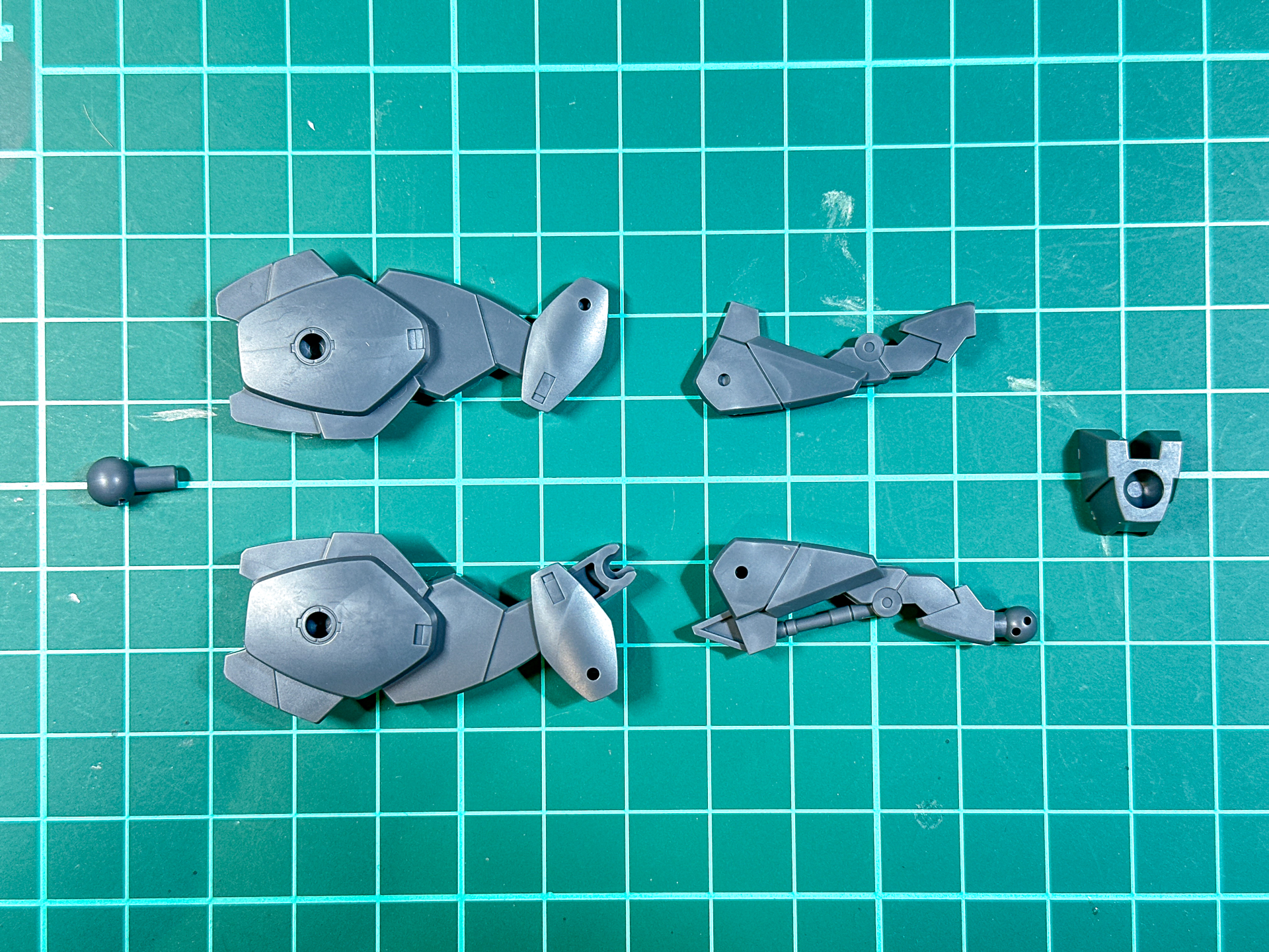 前脚は全6パーツにて構成されています。