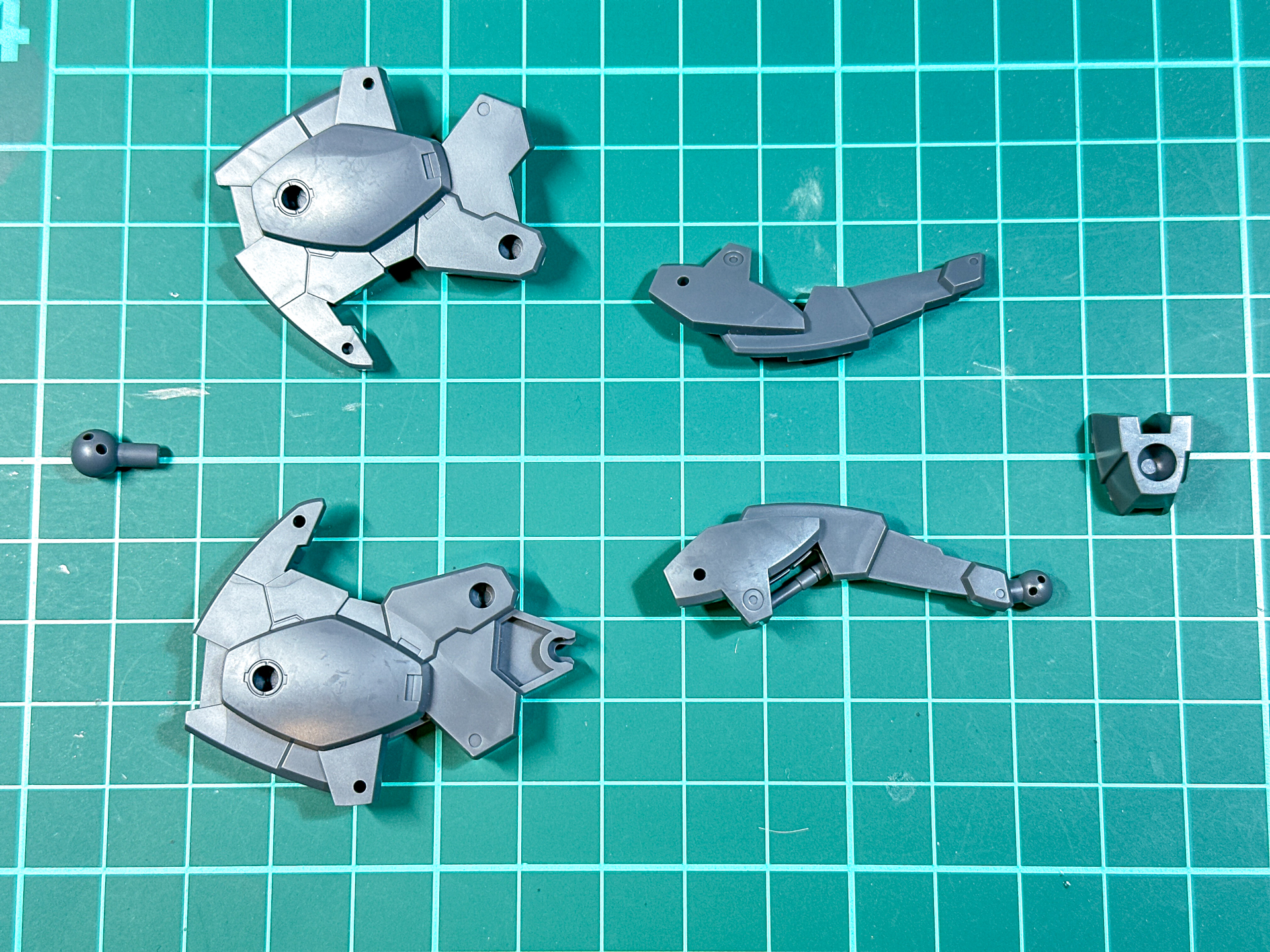 後脚は全6パーツにて構成されています。