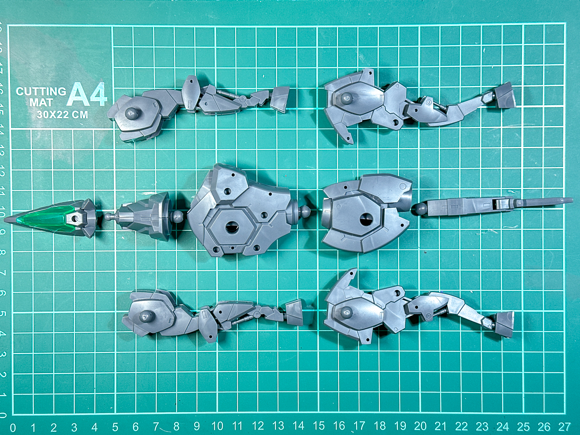 組み立て前のホースメカ。各ブロックはボールジョイントにて接続されます。