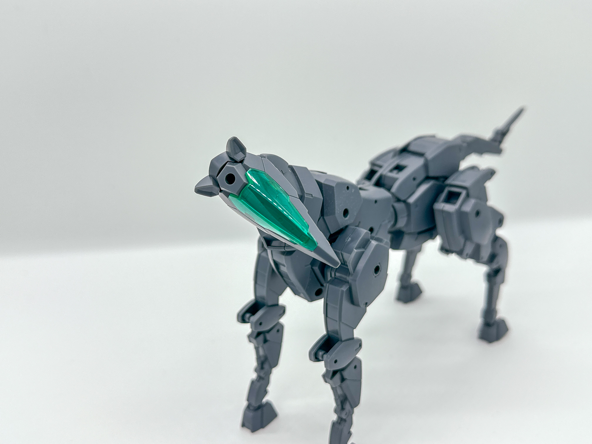 頭部はボールジョイント接続のため、大きく可動させることが可能です。