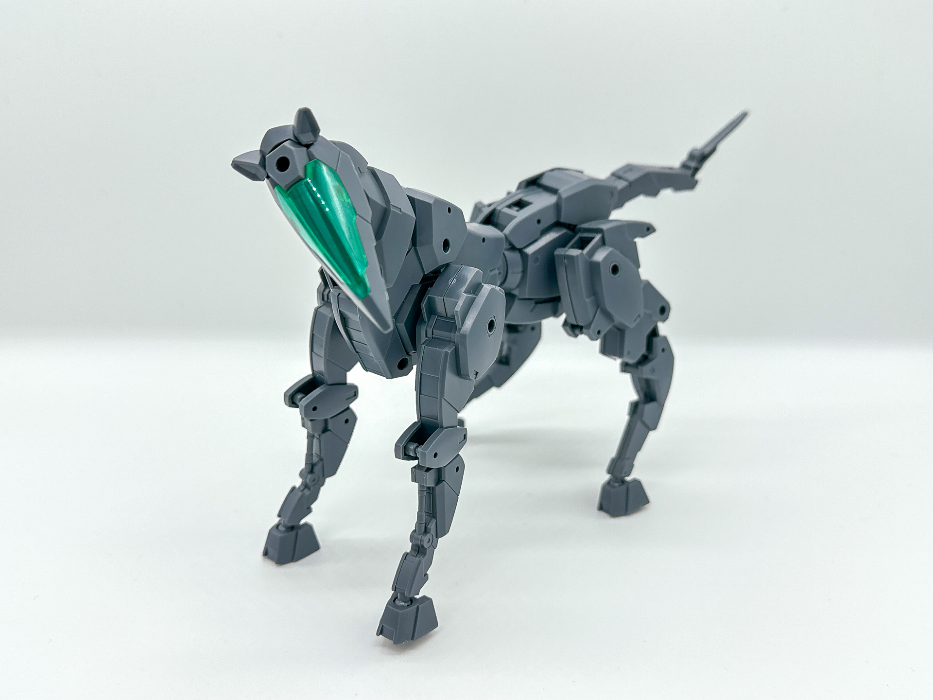 軽くポーズをつけてみました。馬らしいリアルなポージングも決まります。