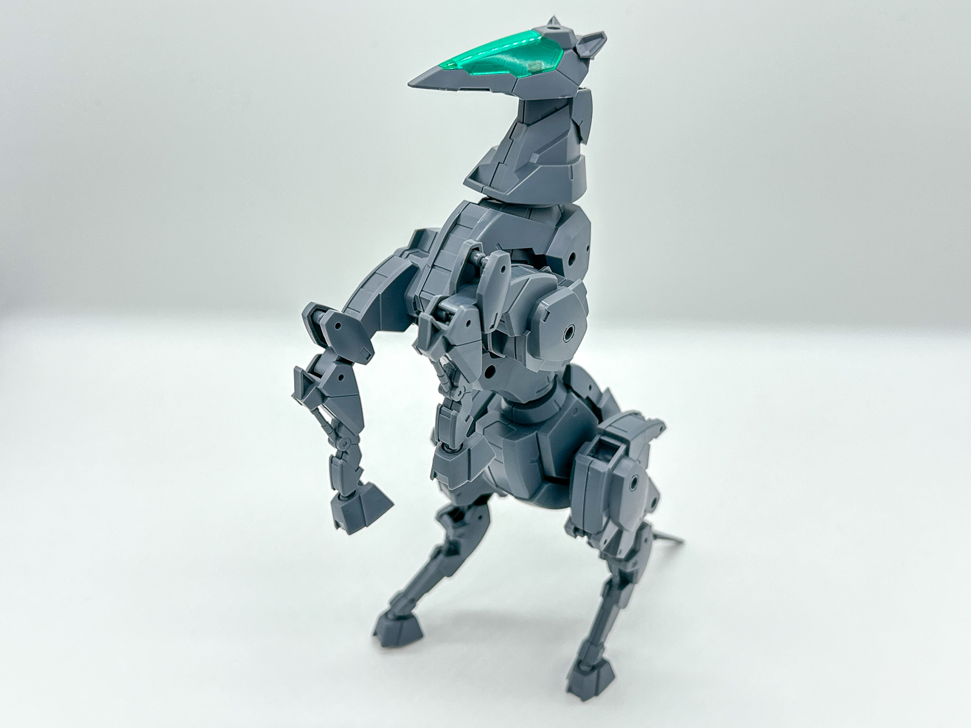 後脚のみで立たせてみました。尾部も使用すれば3点で接地できるので安定して立たせることが可能です。