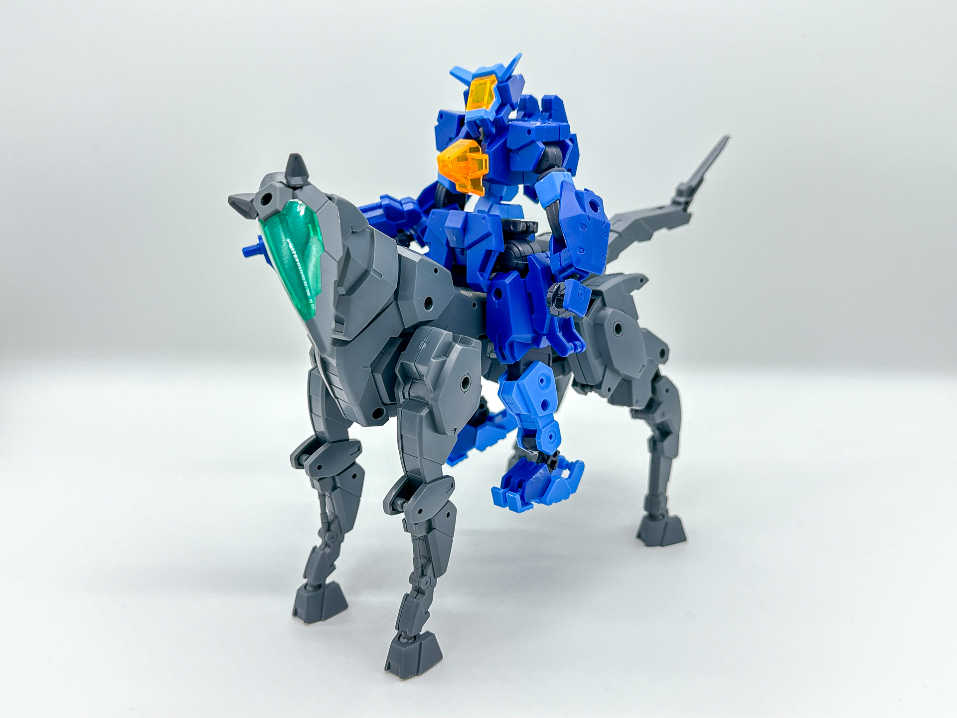 「30MM 1/144 eEXM-S03H フォレスティエリ 03」を搭乗させてみました。別売りジョイントを使用することで固定することも可能ですが、ジョイントなしでも搭乗することが可能です。