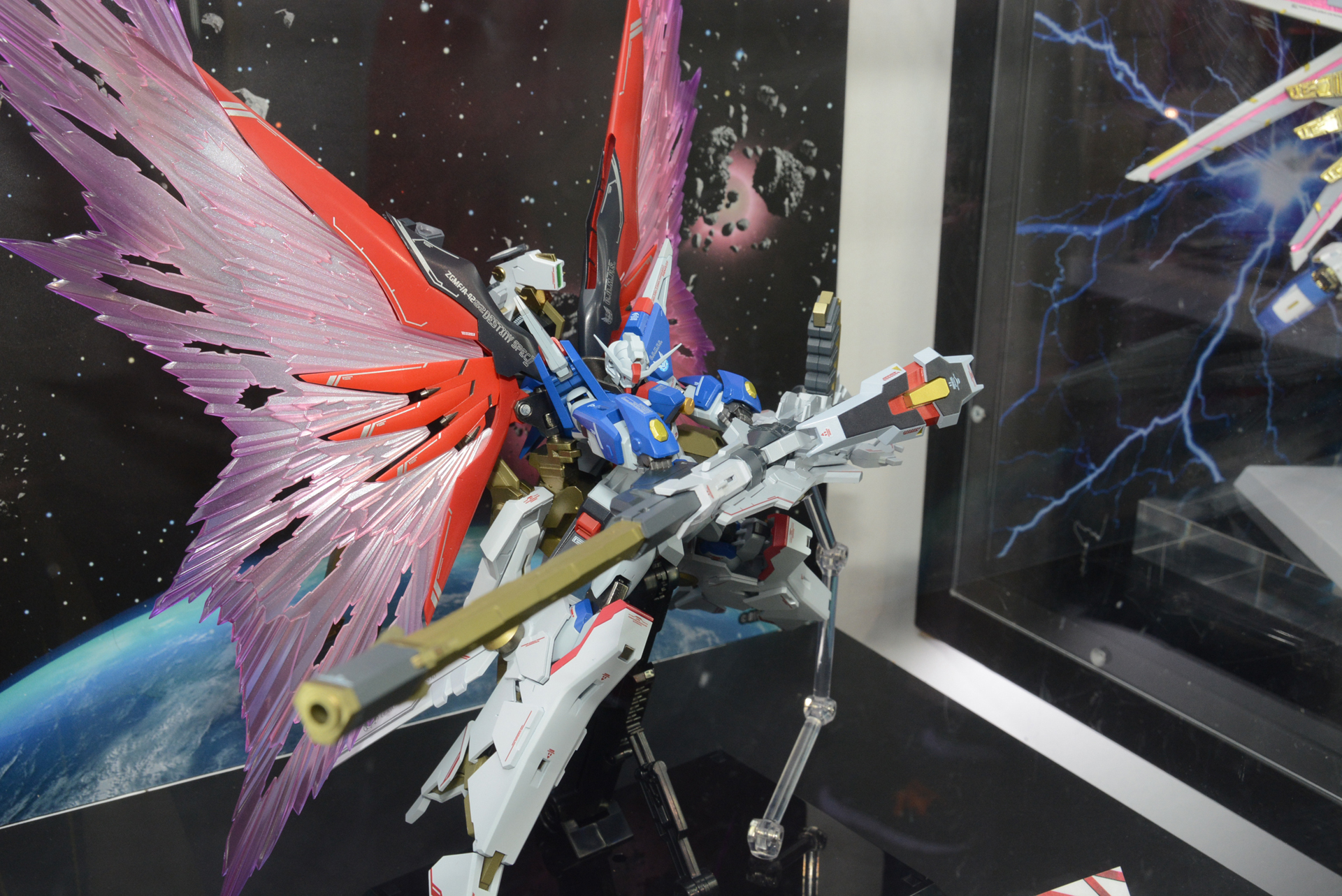 「METAL ROBOT魂 ＜SIDE MS＞ ゼウスシルエット」はプレミアムバンダイ限定商品で2次受注まで行われたが、受付開始まもなく完売になってしまった。会場では「METAL ROBOT魂 ＜SIDE MS＞ デスティニーガンダムSpecII」、「METAL ROBOT魂 ＜SIDE MS＞ デスティニーガンダムSpecII専用光の翼＆エフェクトセット」とセットで展示されていた