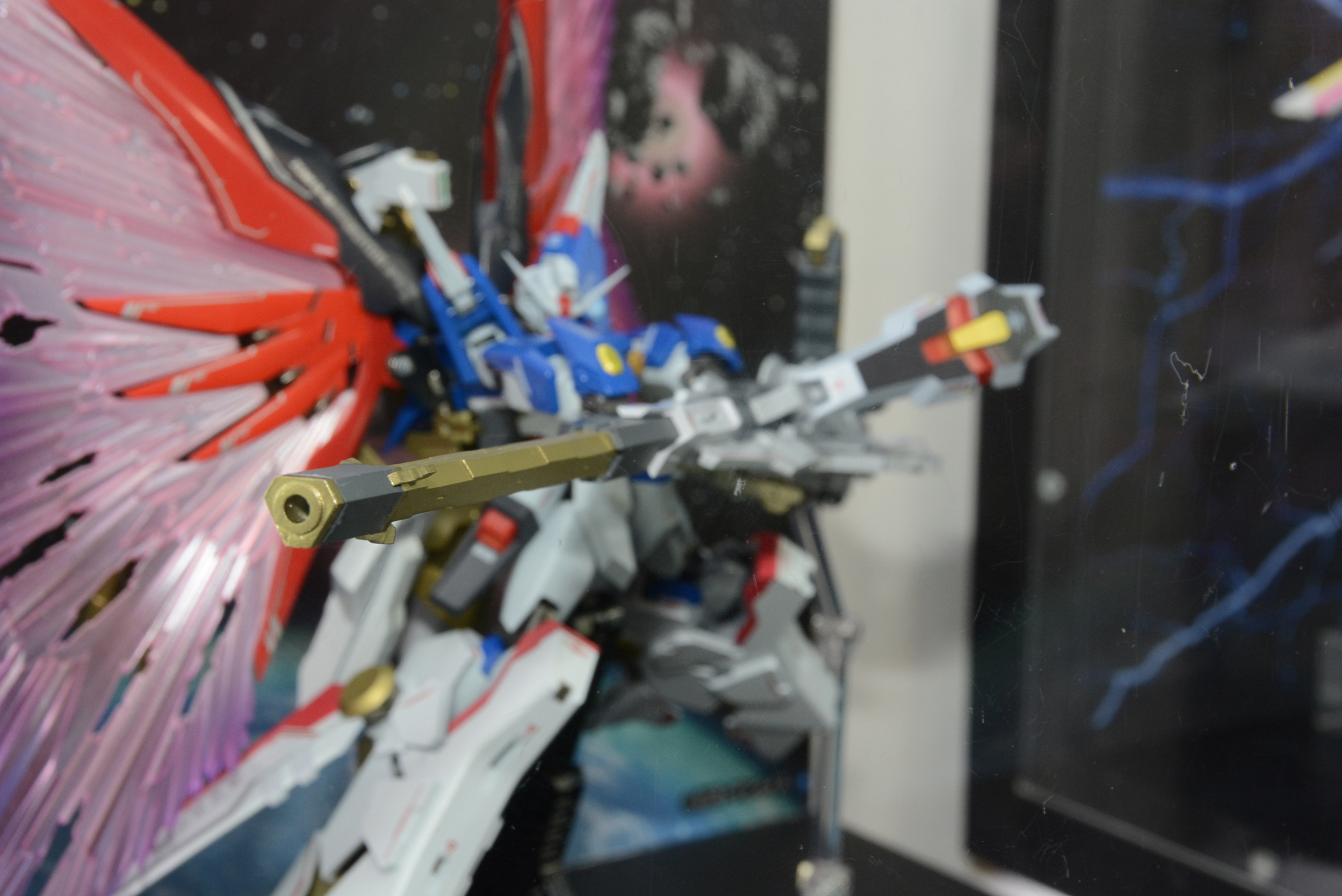 最大の特徴はその大きなレールガンだ。砲身は交換できる設計で、背中に予備の砲身を装備している