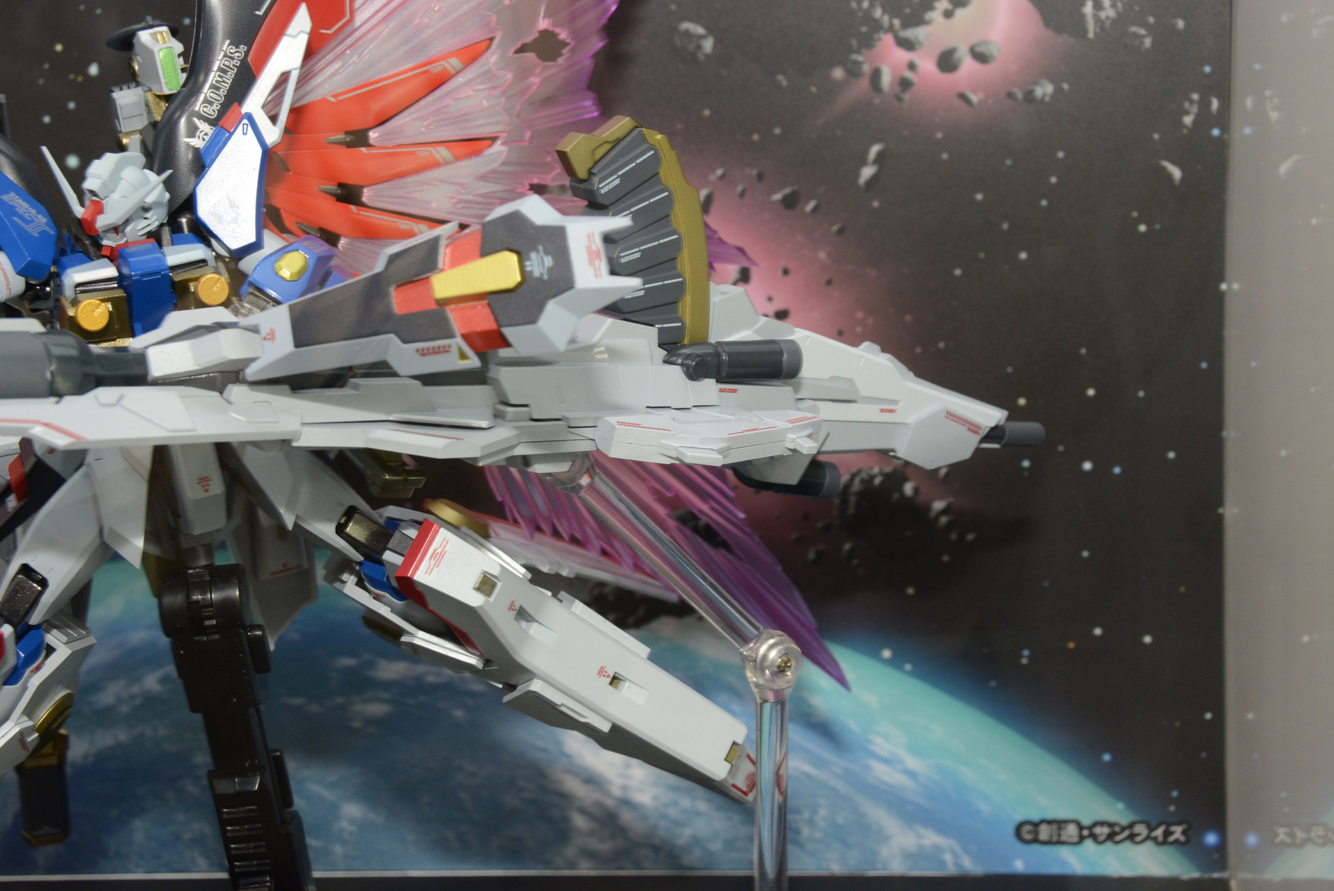 砲本体のメカニカルな描写もカッコイイ。防御用のミサイルも装備している