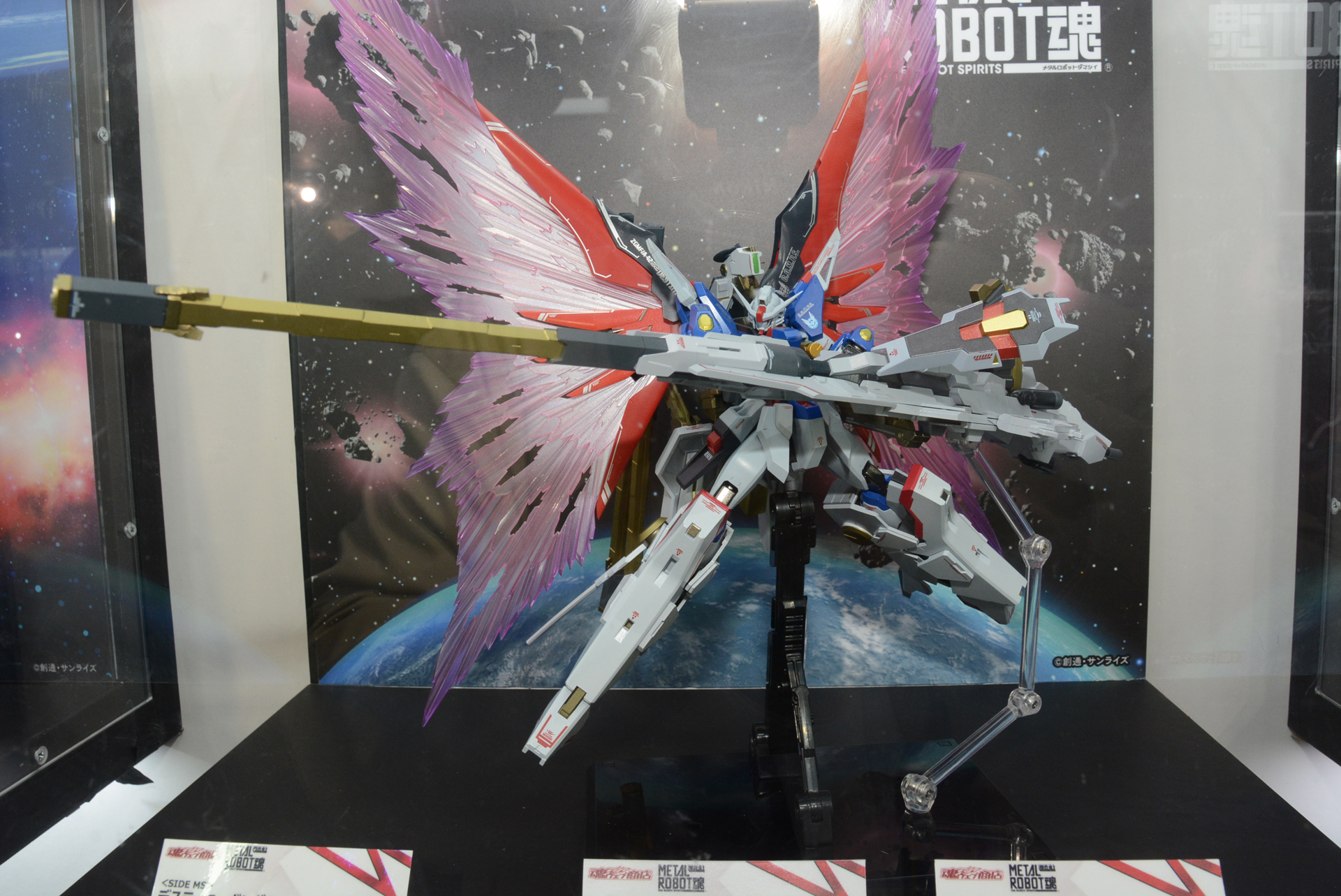 光の翼のエフェクトと合わせることで独特のバランスが生まれる