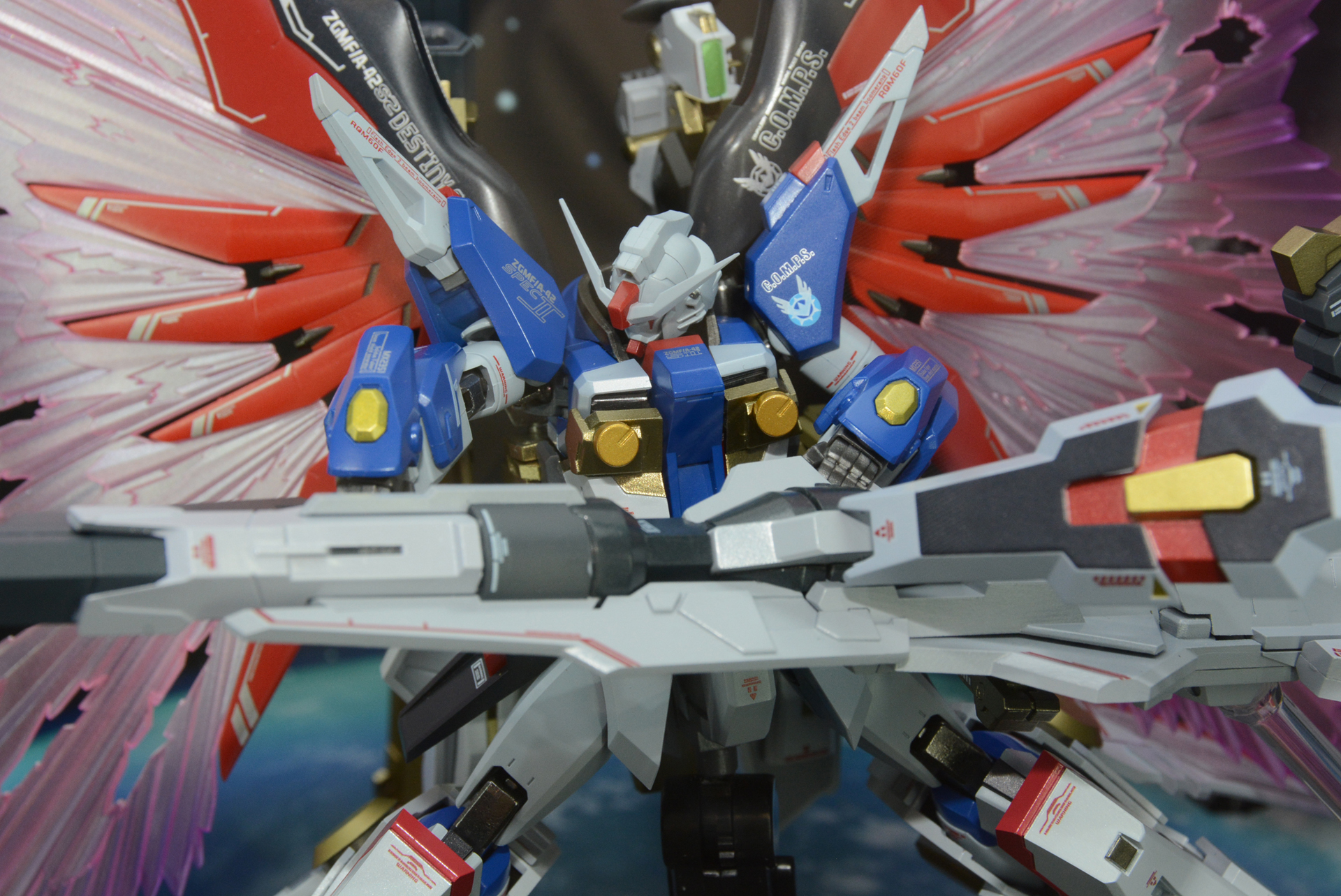 胸部にも姿勢制御用のブースターを装備