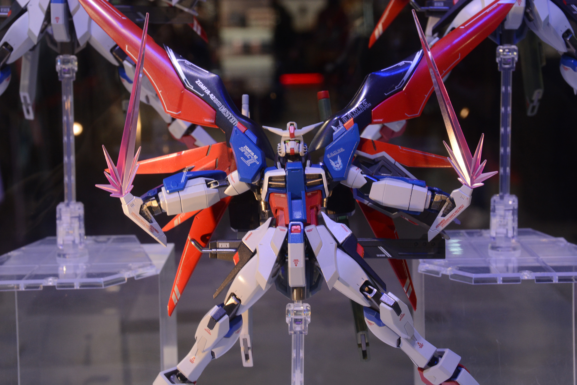 会場では分身シーンを再現するため、「METAL ROBOT魂 ＜SIDE MS＞ デスティニーガンダムSpecII」の3体展示も