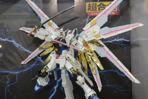 超合金シリーズ(マイティーストライクフリーダム) Amazon.co.jp: 超合金 マイティーストライクフリーダムガンダム