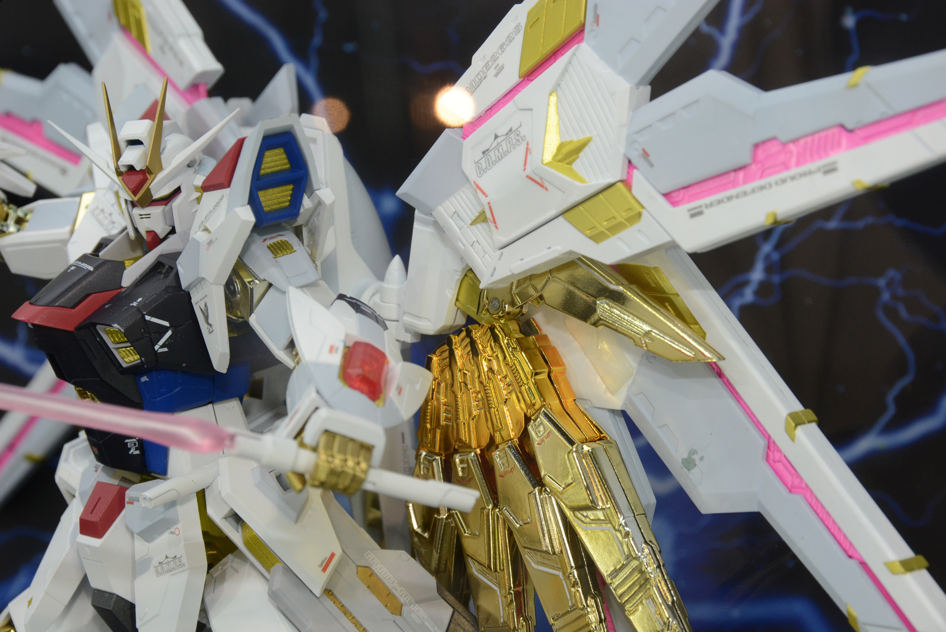 機体の白、プラウドディフェンダーのピンクのライン、そして金色のコントラストが美しい